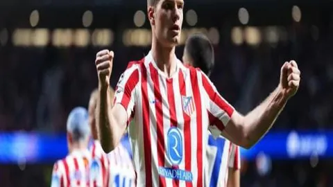 艾玛·拉多卡努对网球赛场深情不舍。